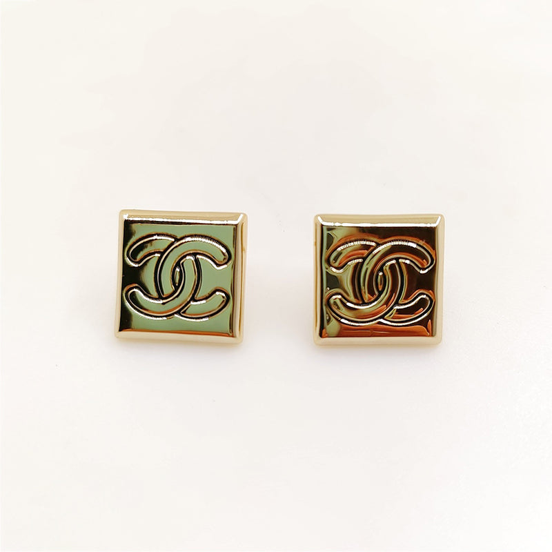 Chanel Smooth Block Earrings - 18K Yellow Gold