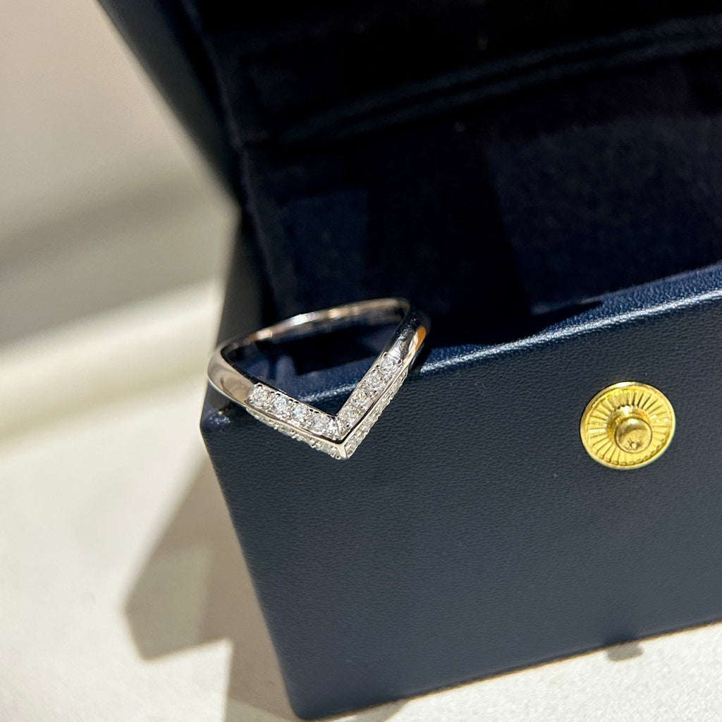 Louis Vuitton V Diamond Ring - 18K White Gold