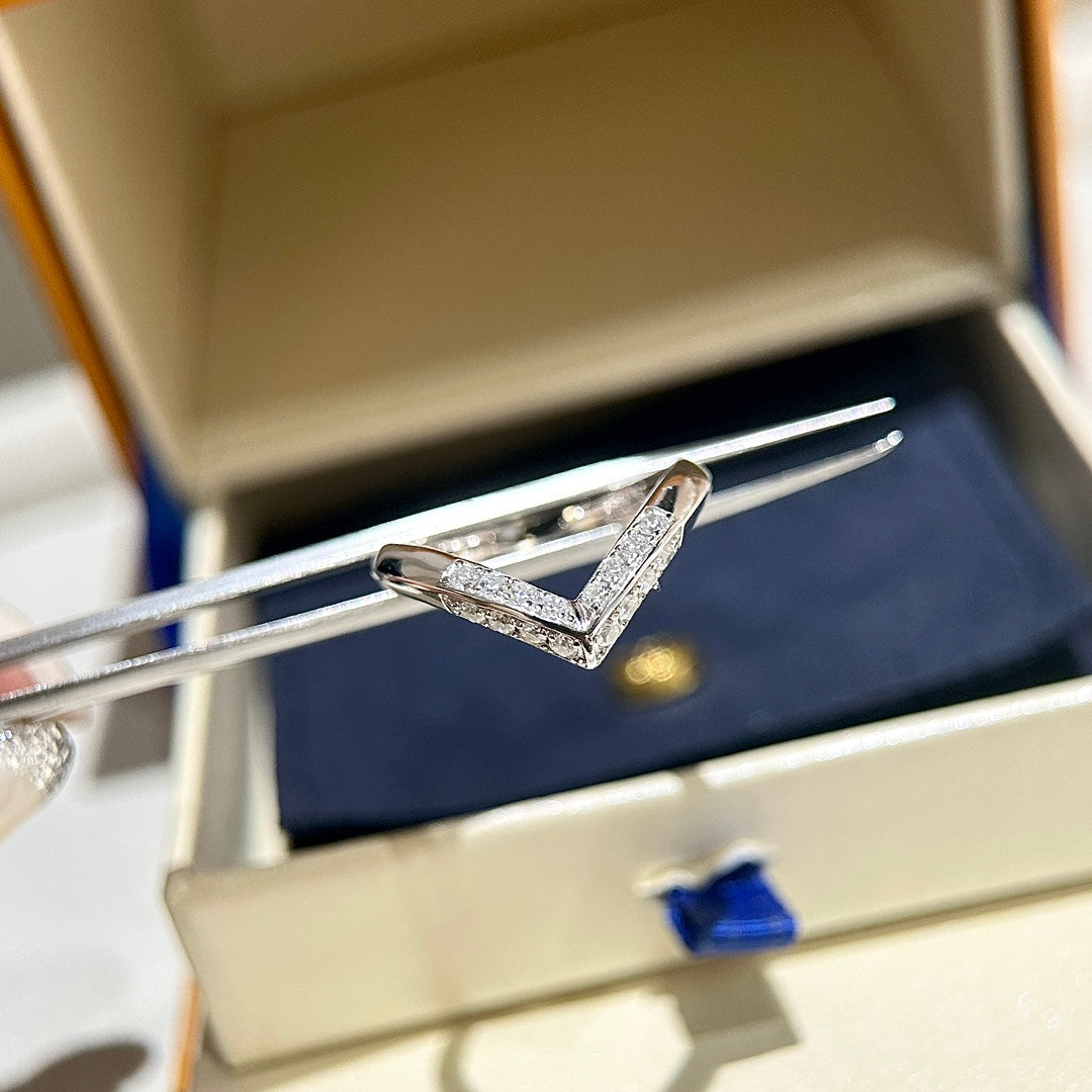 Louis Vuitton V Diamond Ring - 18K White Gold