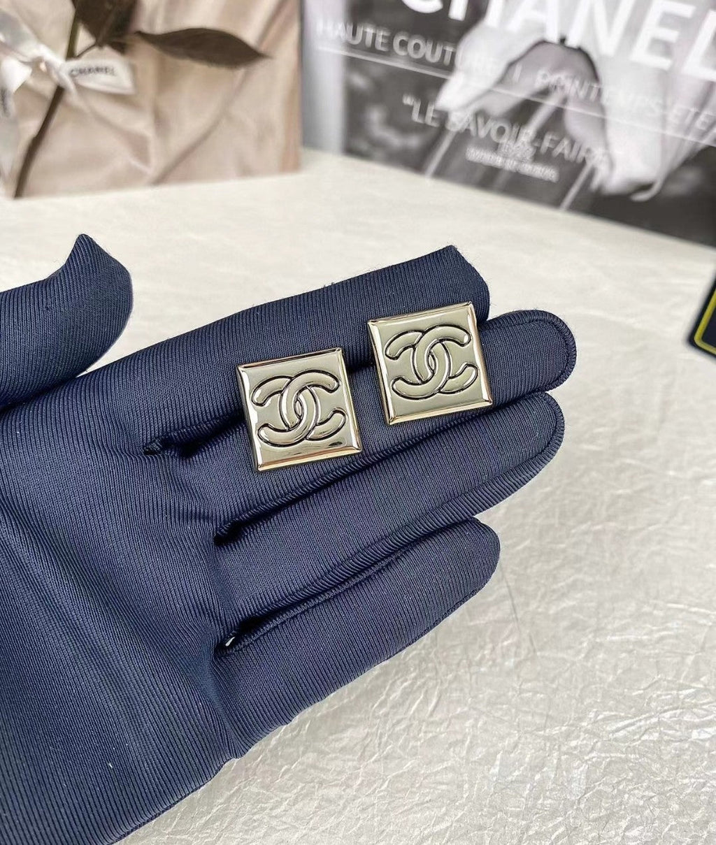 Chanel Smooth Block Earrings - 18K Yellow Gold
