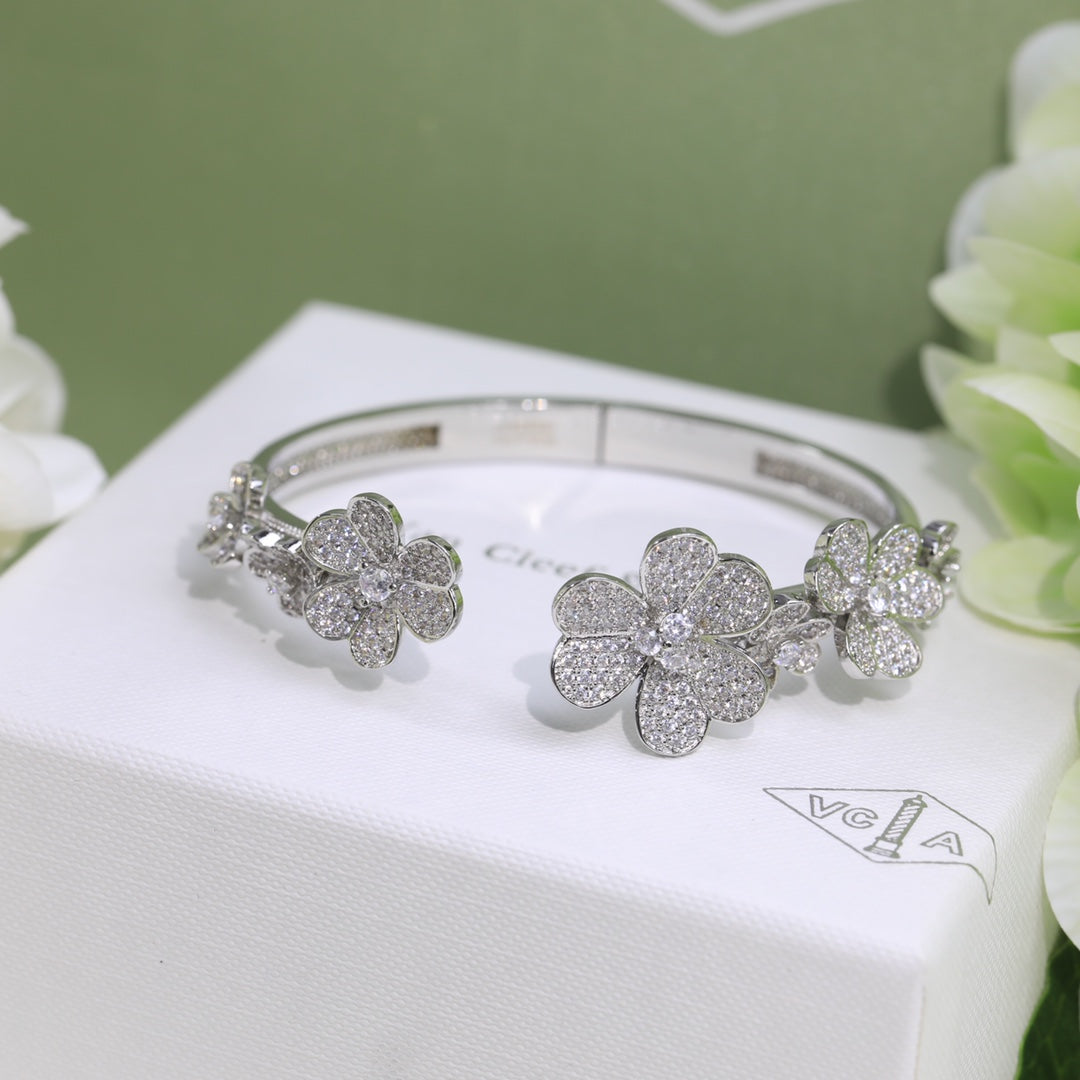 Frivole Seven Flowers Diamond Bracelet