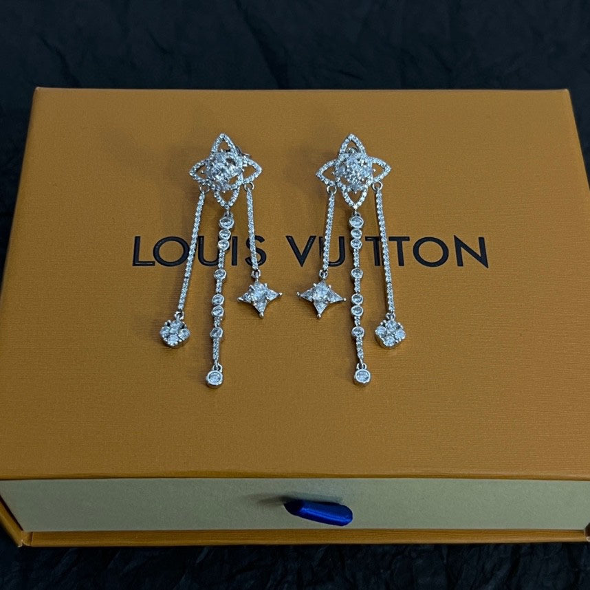 Louis Vuitton Diamond Flowers Long Earrings - 18K White Gold