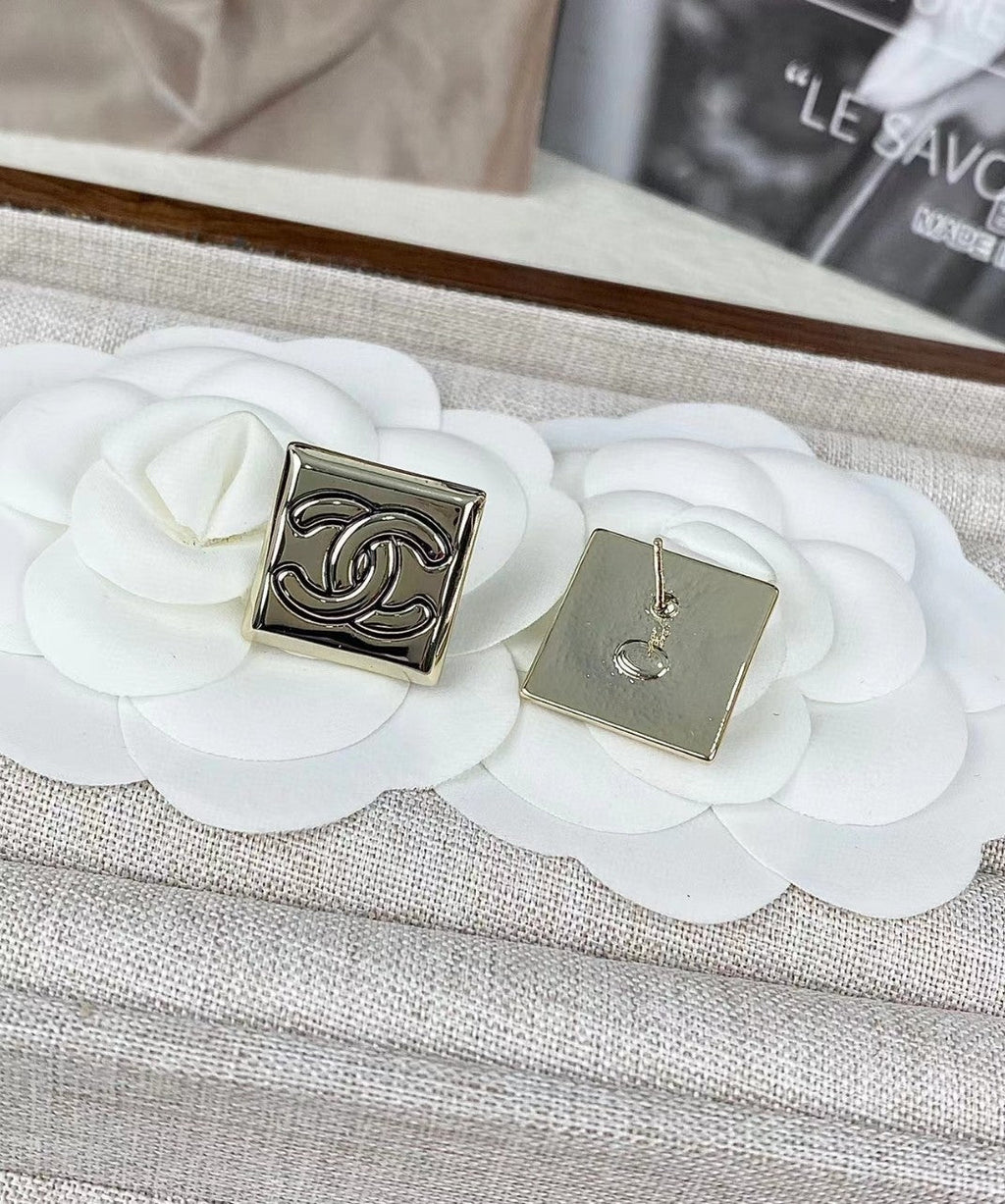 Chanel Smooth Block Earrings - 18K Yellow Gold