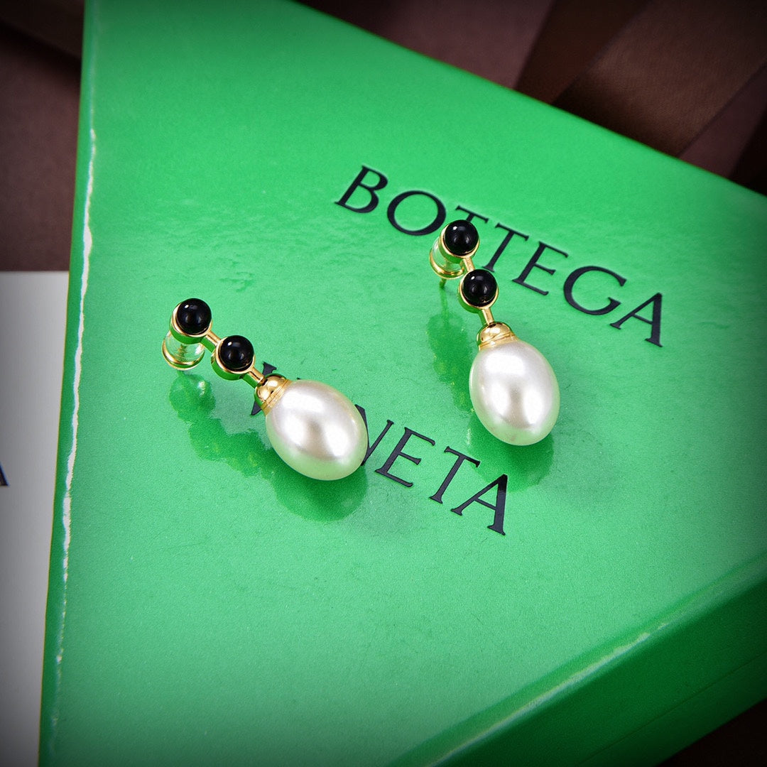Bvlgari Pearl Earrings - 18K Yellow Gold