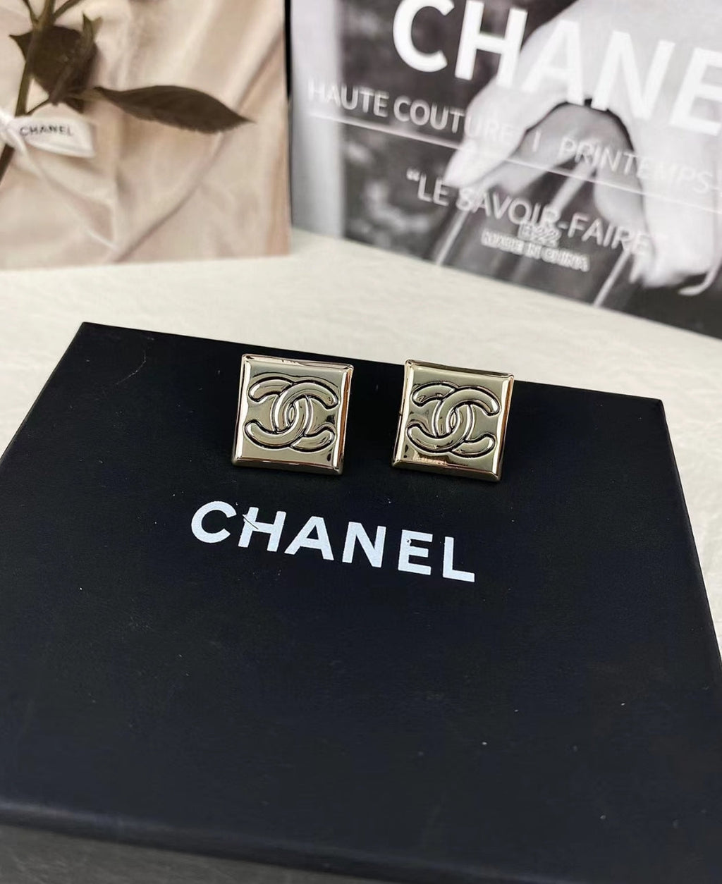 Chanel Smooth Block Earrings - 18K Yellow Gold