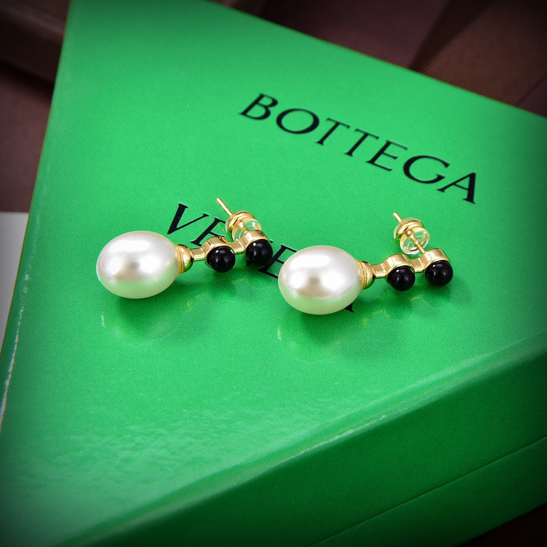 Bvlgari Pearl Earrings - 18K Yellow Gold
