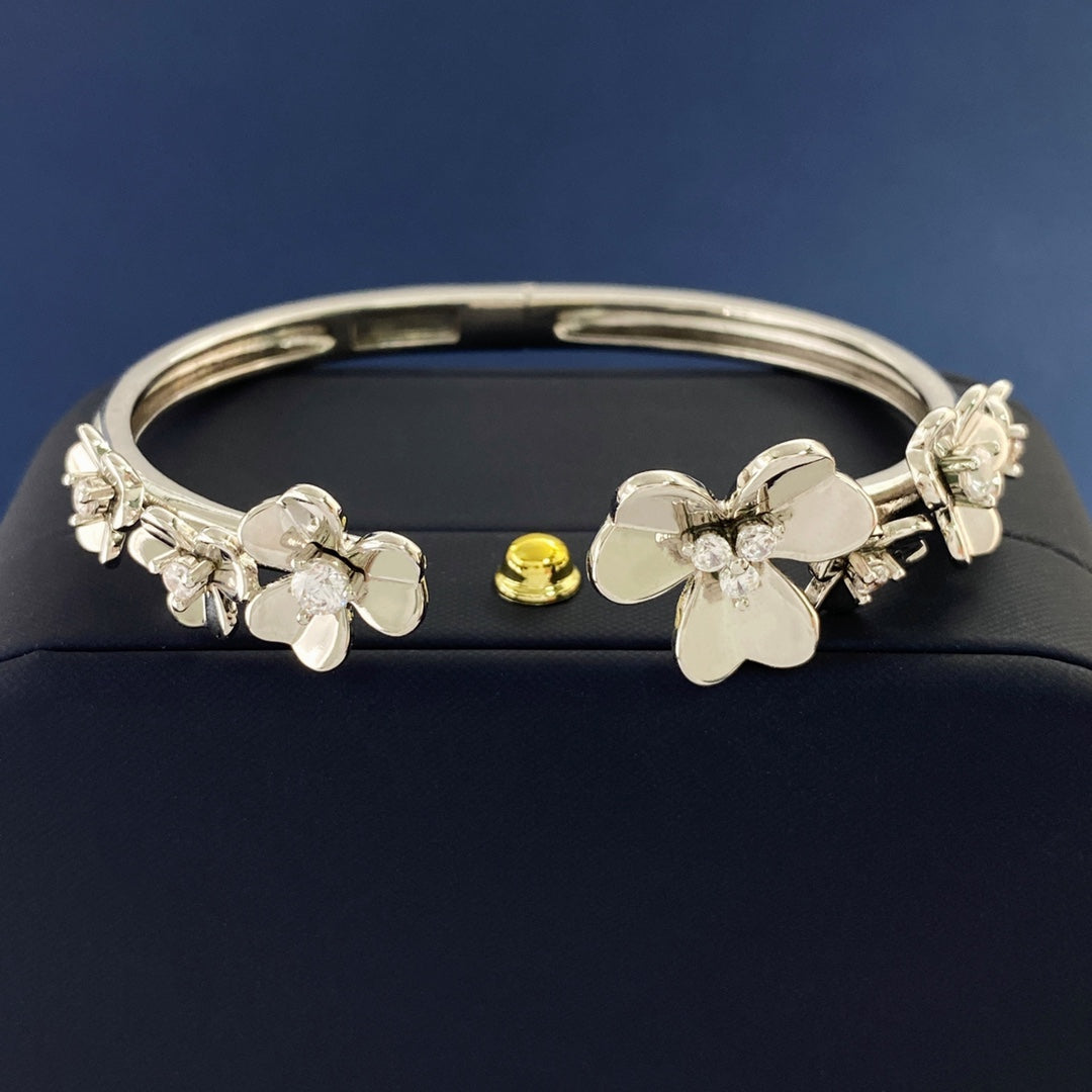 Frivole Seven Flowers Bracelet
