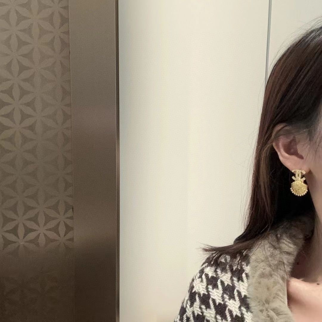 Chanel Shell Pendant Earrings - 18K Yellow Gold