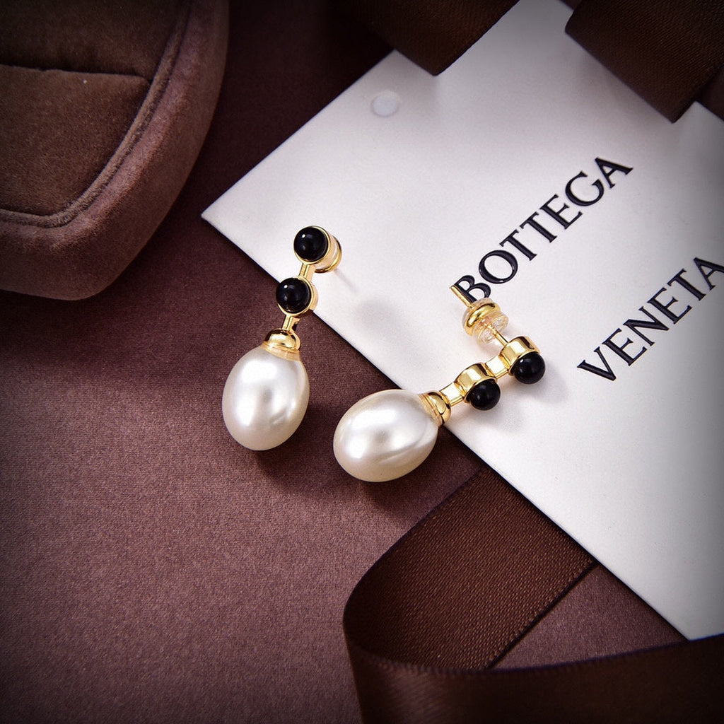Bvlgari Pearl Earrings - 18K Yellow Gold