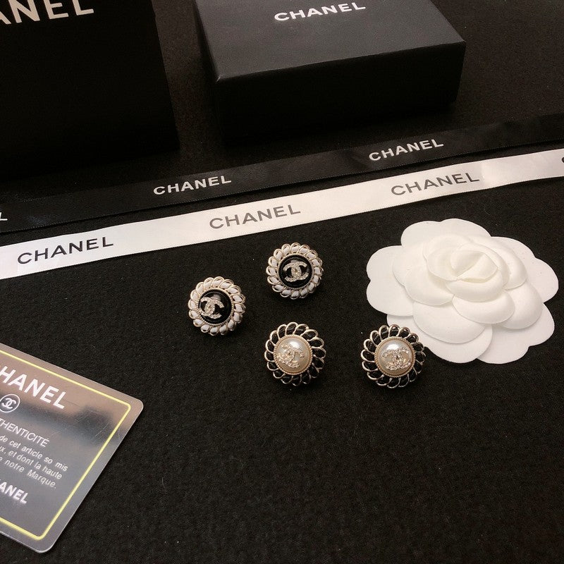 Chanel Black Earrings - 18K Yellow Gold