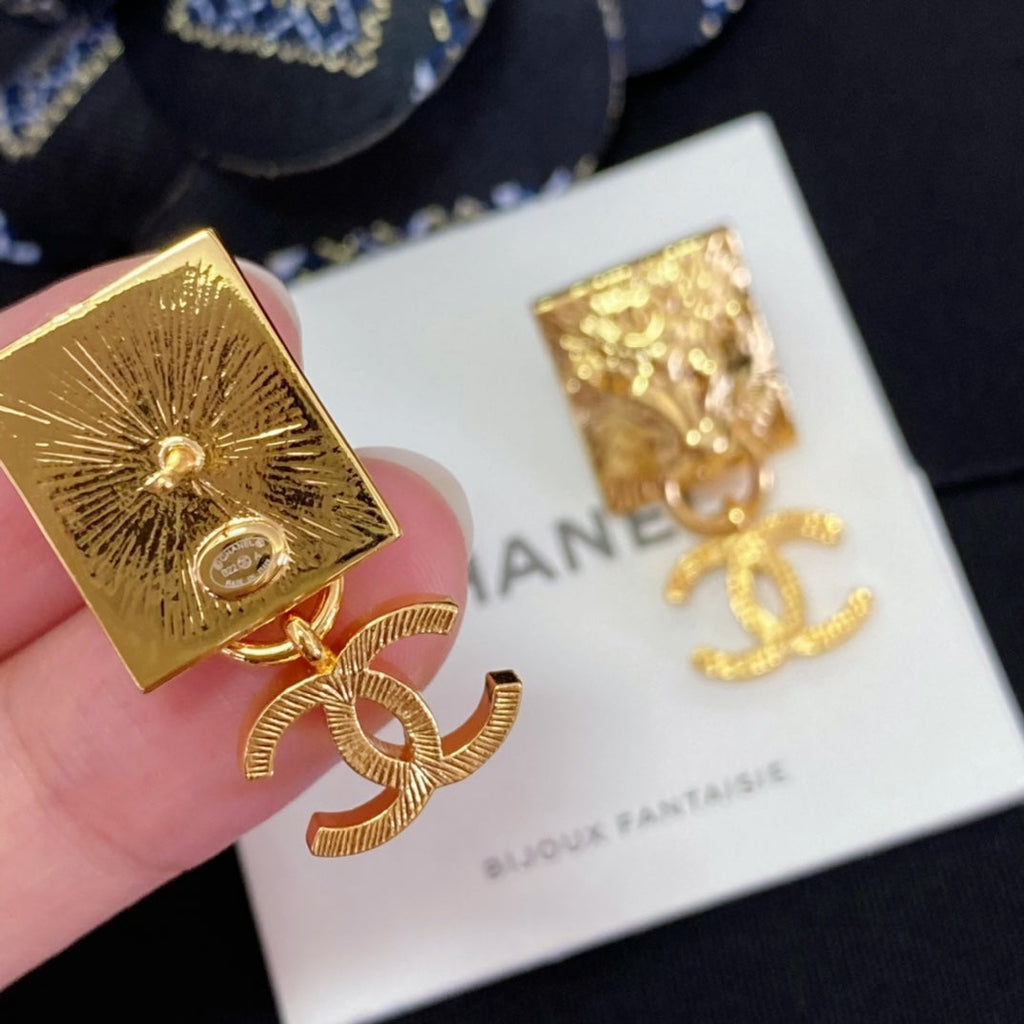 Chanel Lion Sharp Earrings - 18K Yellow Gold